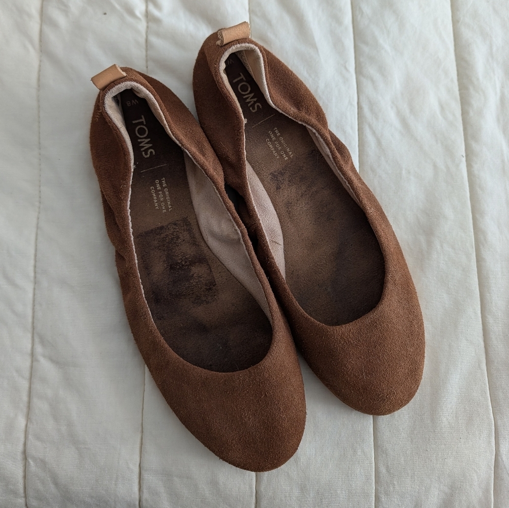 TOMS Women's Tan Suede Flats